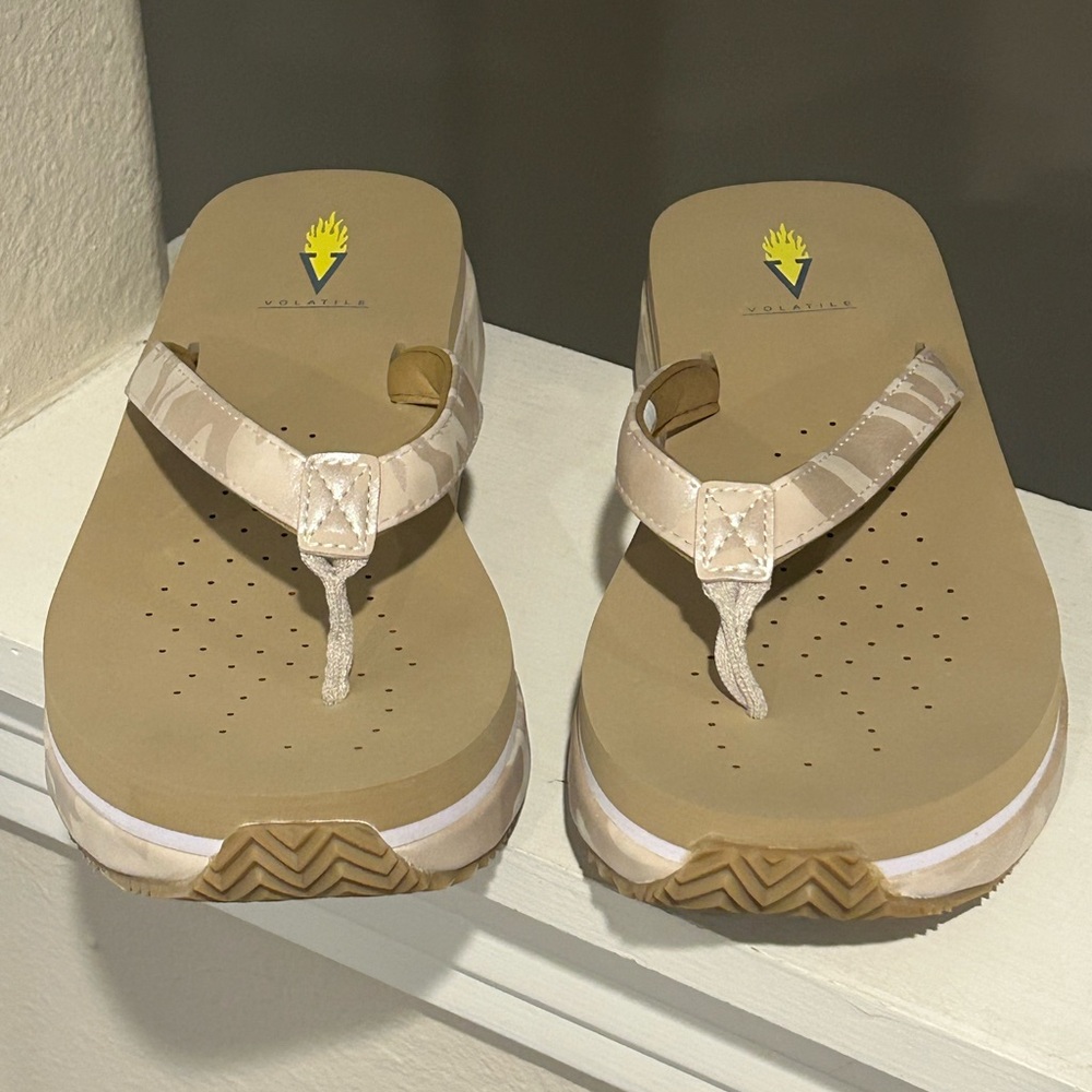 Volatile Women Untamed Beige/Camo Flatform Sandals Flats Sz 10 Medium New No Box - Picture 6 of 9